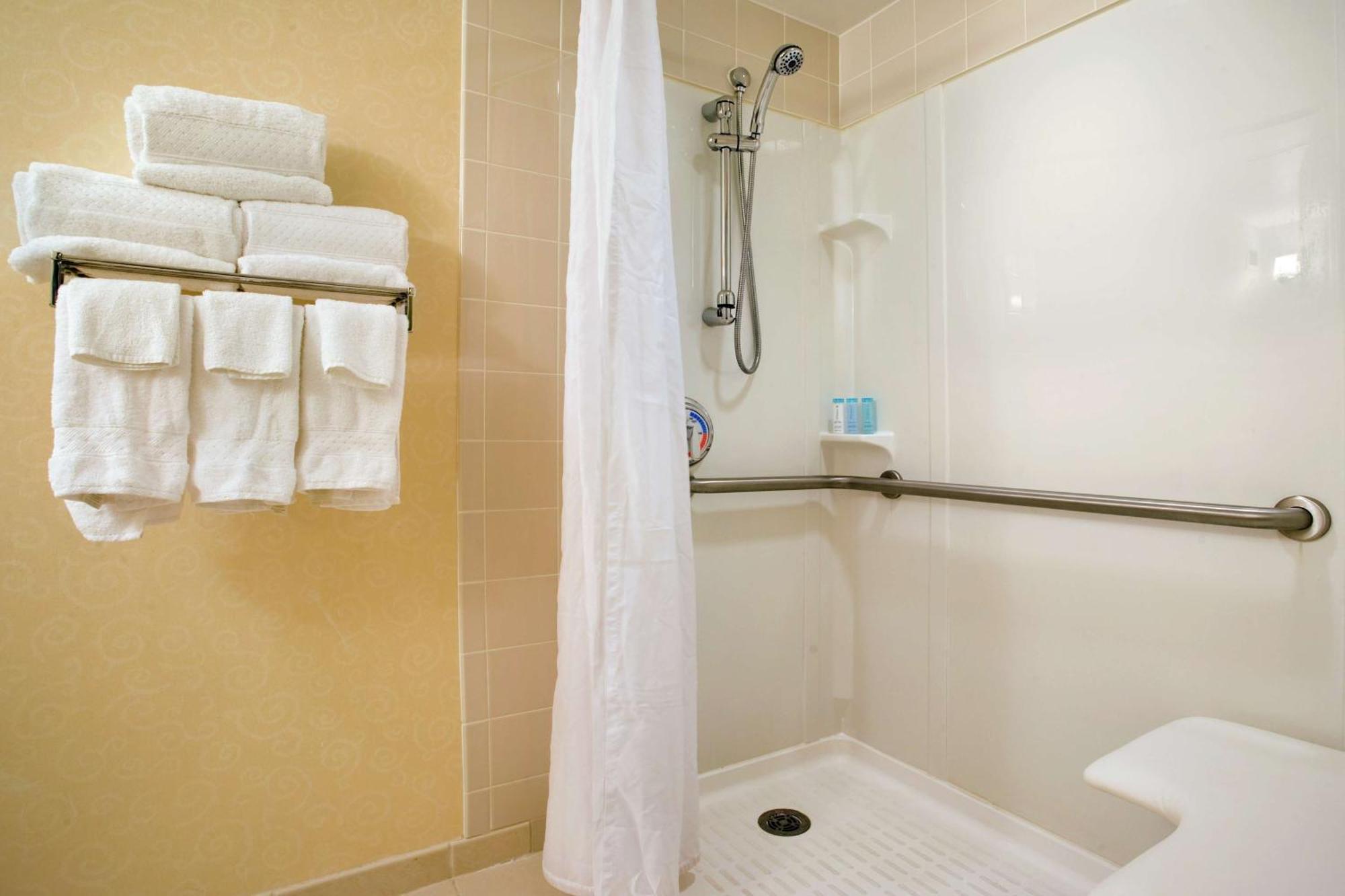 King Room with Bath Tub - Mobility Access